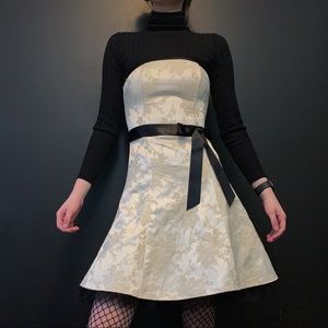 Gunne sax strapless vintage prom dress crinoline pearl and white floral design